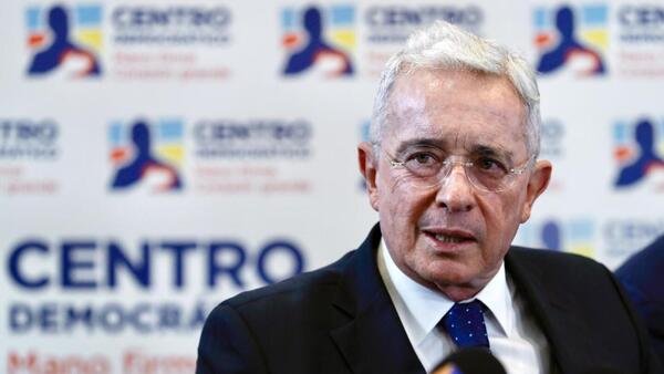 El ex presidente colombiano Álvaro Uribe es condenado a 12 años de prisión domiciliaria