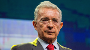Expresidente colombiano Álvaro Uribe condenado a 12 años de prisión domiciliaria por fraude y soborno