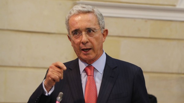 Álvaro Uribe es condenado a 12 años de prisión domiciliaria