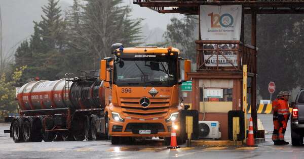 La Nación / Por derrumbe, gigantesca mina chilena buscan rescatar a cinco mineros