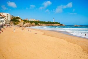 Popular / Un pueblo costero francés ruega a los turistas que no se quiten la ropa: “¡Un poco de moderación, por favor!”