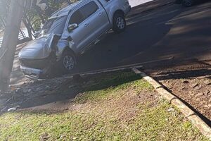 Perdió el control y chocó contra una columna