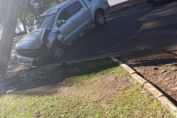 Perdió el control y chocó contra una columna