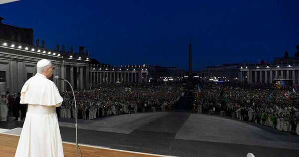 La Nación / Miles de jóvenes católicos se congregan en Roma para una multitudinaria vigilia con el papa