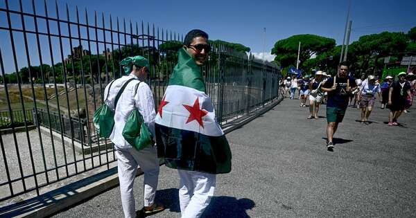 Diario HOY | Miles de jóvenes católicos se congregan para vigilia con el papa