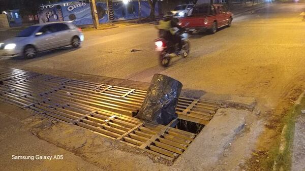 Señalización improvisada: un tambor para evitar accidentes en Molas López  - Nacionales - ABC Color