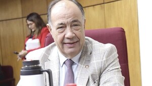 Supuesta hija okára exige que un senador la reconozca como su "sangre"