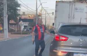 Video: jefe del grupo Lince de Capiatá generó incidente y exhibió arma reglamentaria en plena ruta - Nacionales - ABC Color
