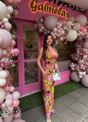 Popular / ¡Aclaró que se mantiene sola y gracias a su spa de uñas!