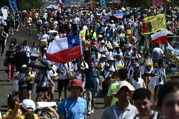 Una multitud de jóvenes espera al papa en Tor Vergata para el momento cumbre del Jubileo - Mundo - ABC Color