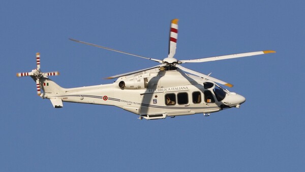 León XIV llega en helicóptero, ante cientos de miles de jóvenes, al Jubileo en Roma