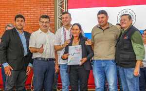 Histórica entrega de títulos de propiedad en Barbero Cué - ADN Digital