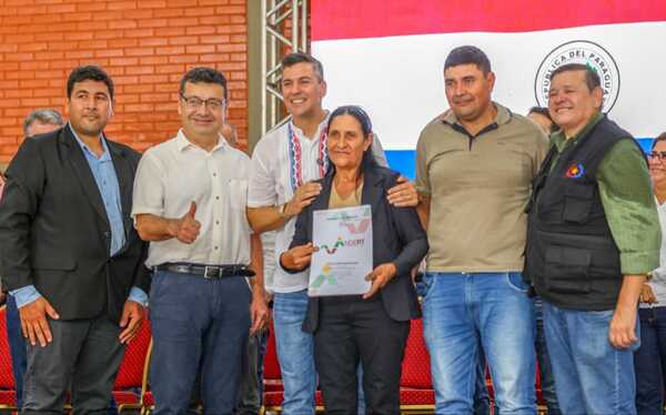 Histórica entrega de títulos de propiedad en Barbero Cué - ADN Digital