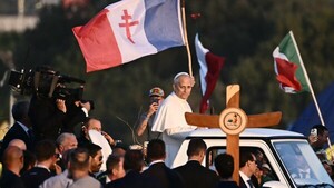 Miles de jóvenes católicos se congregan en Roma para una multitudinaria vigilia con el papa