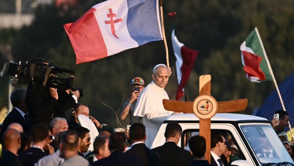 Miles de jóvenes católicos se congregan en Roma para una multitudinaria vigilia con el papa