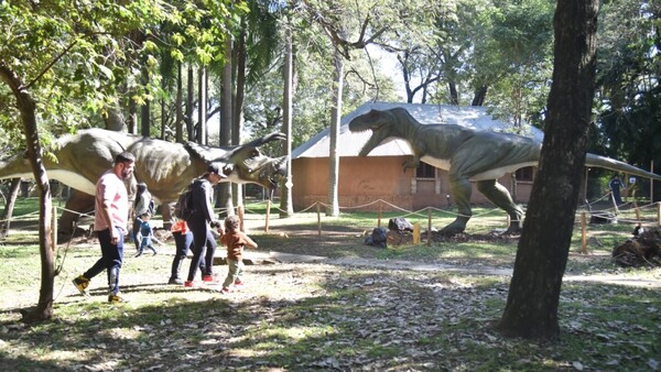 Dino Aventura revive la Prehistoria en la Quinta Ykua Satî