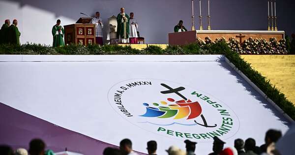 La Nación / Más de un millón de jóvenes presidió este domingo la misa del papa León XIV por el Jubileo en Roma
