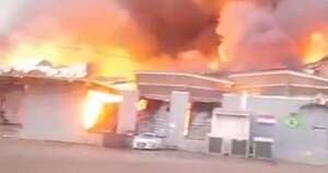 La Nación / Incendio de gran magnitud en  un centro logístico en Luque