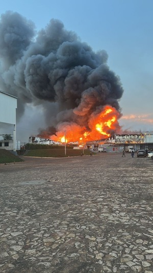 Luque: Reportan incendio de gran magnitud en un depósito logístico