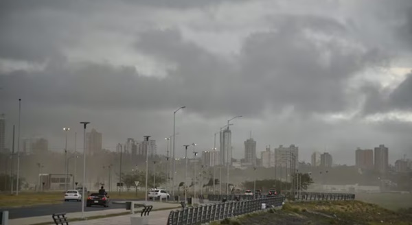 Tormentas y vientos de 100 km/h este domingo