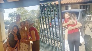 Después de 6 años, volvió al país para abrazar a su abuela