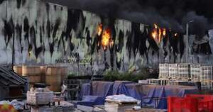 La Nación / Más de tres depósitos serían los afectados por incendio en el centro logístico de NSA en Luque