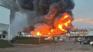 Incendio de gran magnitud afecta tres depósitos en Luque