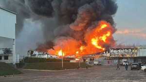 Incendio de gran magnitud consume varios depósitos en Luque - trece