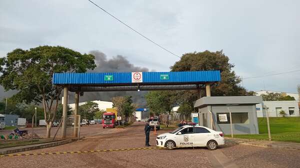 Incendio se extendió a 12 depósitos del Parque Industrial en Luque - Nacionales - ABC Color