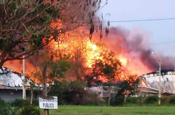 Incendio arrasa con depósitos de Parque Industrial de Luque •
