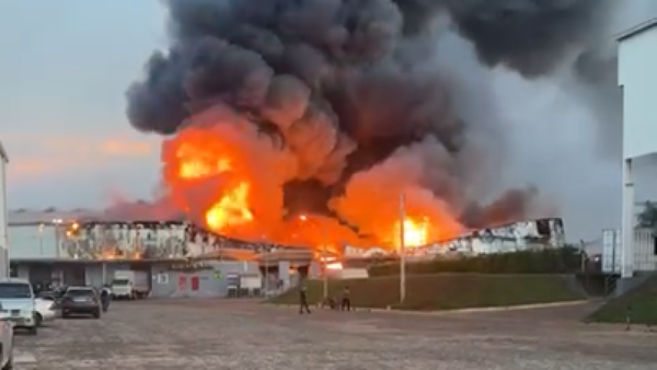 Incendio se expandió a los 12 depósitos ubicados en Luque