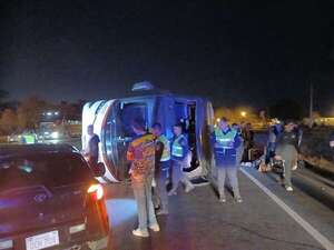 Vuelco de un bus de la empresa Nuestra Señora de la Asunción deja nueve heridos en Caaguazú  - Nacionales - ABC Color
