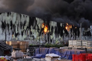 Popular / Doce depósitos afectados por incendio en el centro logístico de NSA en Luque