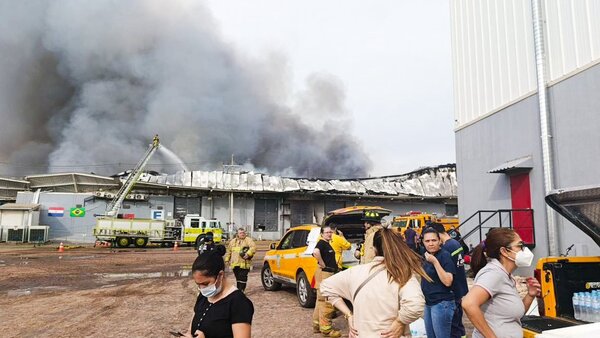 Incendio en parque industrial de Luque afectó 12 depósitos
