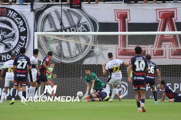 Versus / ¡La espectacular doble tapada de Alexis Martin Arias para evitar el segundo de Olimpia!