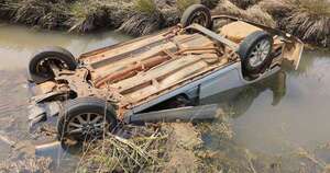 Diario HOY | Vuelco fatal en Caazapá: su vehículo cayó al agua y murió atrapado