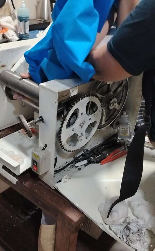 Ñemby: bomberos rescatan a trabajadora que quedó con la mano atrapada en máquina de masa  - Nacionales - ABC Color