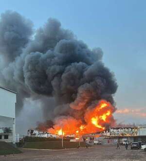 Voraz incendio arrasa con 12 depósitos en planta de Luque - Nacionales - ABC Color