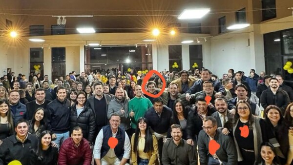 Director del IPS sale otra vez en foto con imputados por pagarés