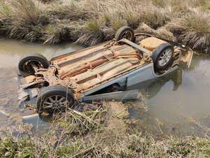 Vuelco fatal en Caazapá: su vehículo cayó al agua y murió atrapado
