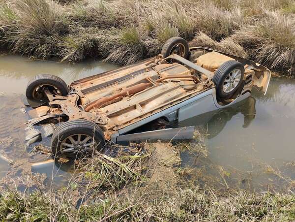 Vuelco fatal en Caazapá: su vehículo cayó al agua y murió atrapado