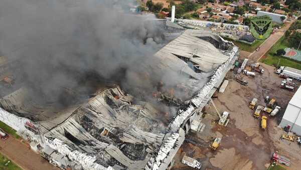 Incendio en Luque deja millonaria perdida, pero sin víctimas - Portal Digital Cáritas Universidad Católica