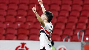 Damián Bobadilla anota ante Internacional de Alan Benítez