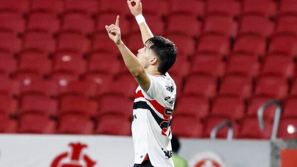 Damián Bobadilla anota ante Internacional de Alan Benítez