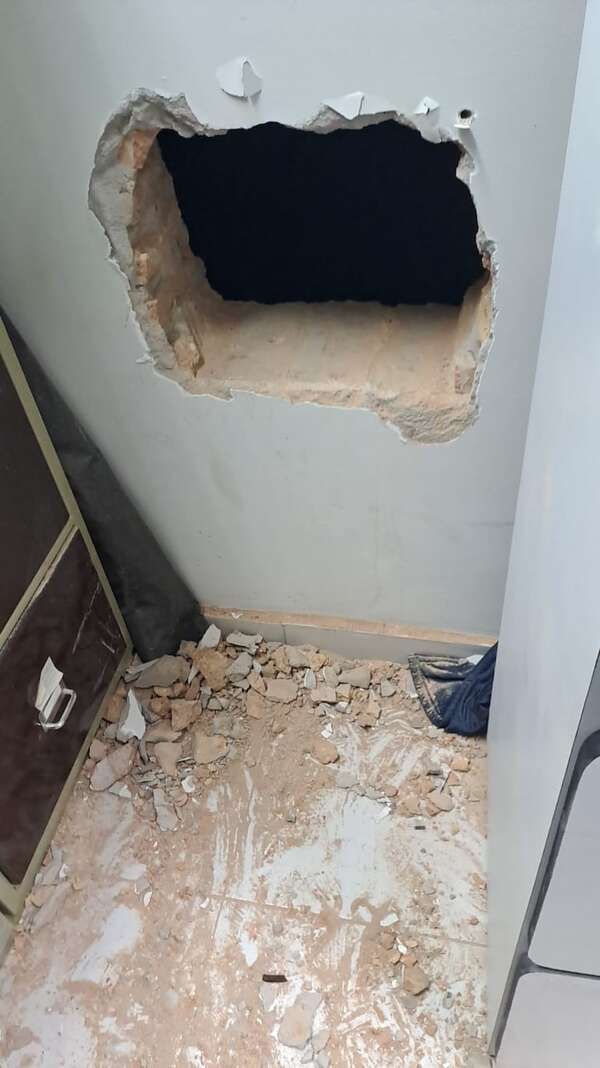 Intento de robo a banco en Santaní: hicieron boquetes, pero huyeron al sonar la alarma - Nacionales - ABC Color
