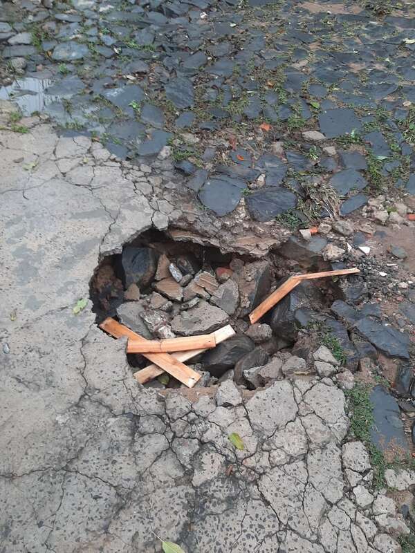 Un pozo que traga autos “crece” en Asunción - Crónicas Ciudadanas - ABC Color