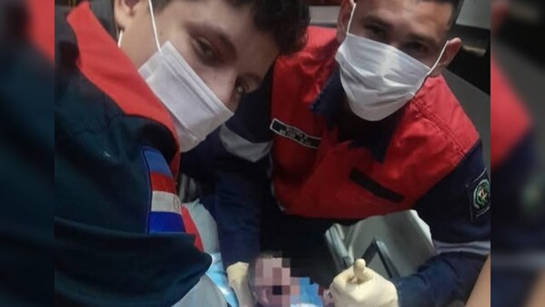 Mujer dio a luz en ambulancia y decidió llamar a su bebé como los bomberos que la socorrieron