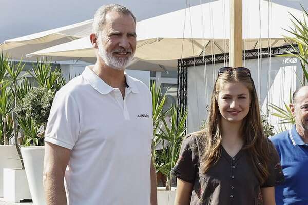 La princesa Leonor sorprendió al rey Felipe para desearle “buena suerte” en una competencia náutica - Gente - ABC Color