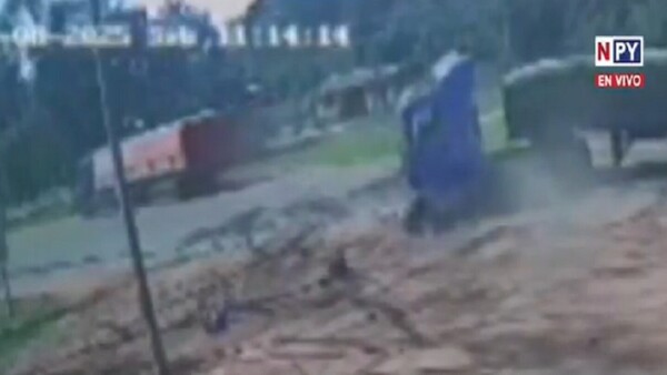 Tragedia en San Pedro: Dos jóvenes motociclistas mueren tras chocar contra un camión