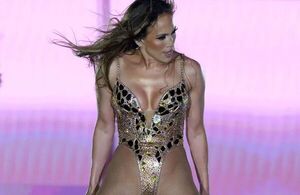 Popular / (VIDEO) ¡No vas a creer el traje que se puso JLo luego de ser comparada con una actriz n0p0r"!